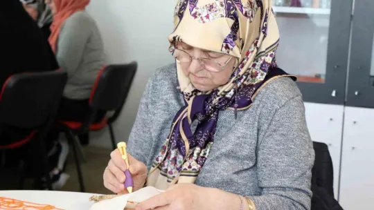 Hem nakış öğreniyor hem de streslerini atıyorlar