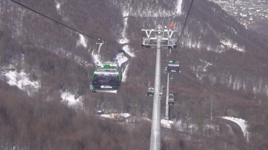 Bembeyaz örtü üstünde kar topu savaşı yaptılar