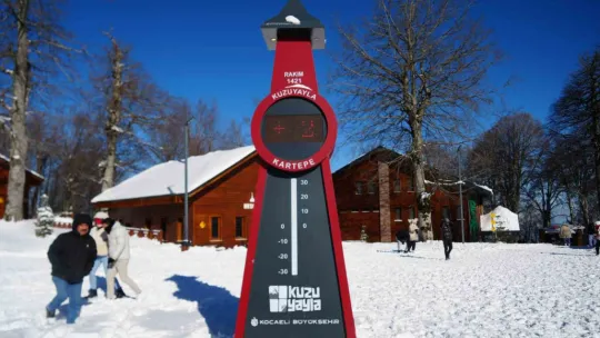 Bembeyaz örtü üstünde kar topu savaşı yaptılar