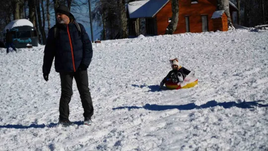 Bembeyaz örtü üstünde kar topu savaşı yaptılar