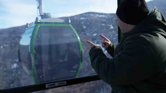 Bembeyaz örtü üstünde kar topu savaşı yaptılar