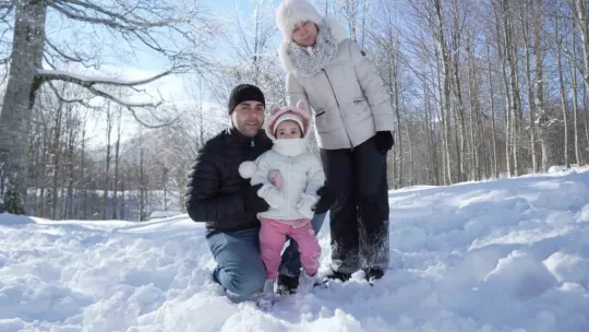 Bembeyaz örtü üstünde kar topu savaşı yaptılar