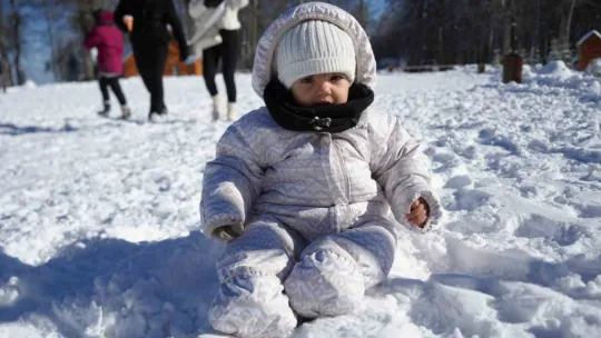 Bembeyaz örtü üstünde kar topu savaşı yaptılar