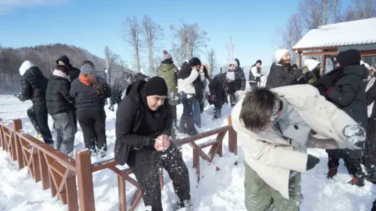 Bembeyaz örtü üstünde kar topu savaşı yaptılar