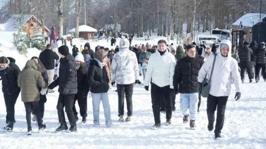 Bembeyaz örtü üstünde kar topu savaşı yaptılar
