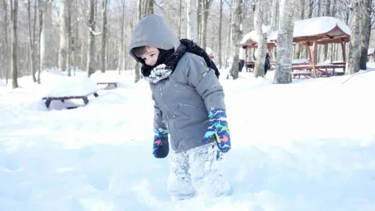 Bembeyaz örtü üstünde kar topu savaşı yaptılar