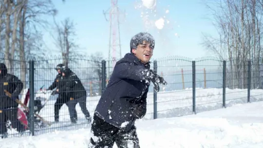 Bembeyaz örtü üstünde kar topu savaşı yaptılar
