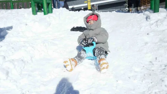 Bembeyaz örtü üstünde kar topu savaşı yaptılar