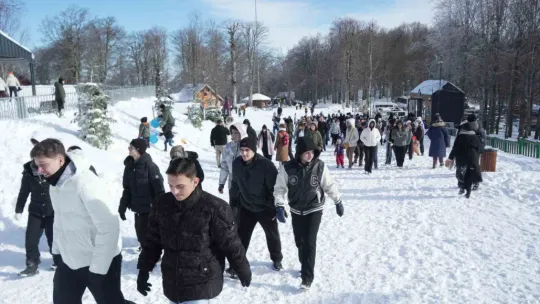 Bembeyaz örtü üstünde kar topu savaşı yaptılar