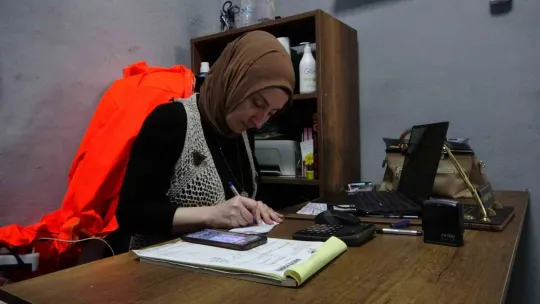 Hemcinsleri çiçek, o balata istiyor