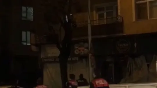 Hırsız tırmandığı balkonda yakayı ele verdi