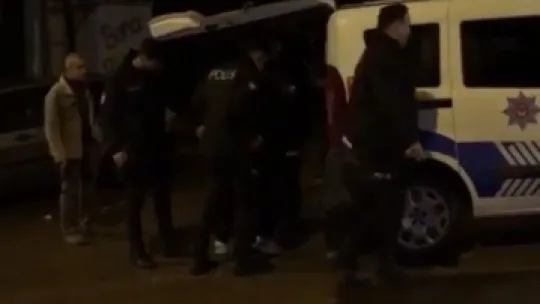 Hırsız tırmandığı balkonda yakayı ele verdi