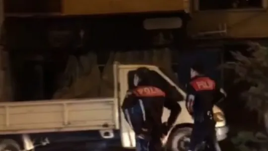 Hırsız tırmandığı balkonda yakayı ele verdi