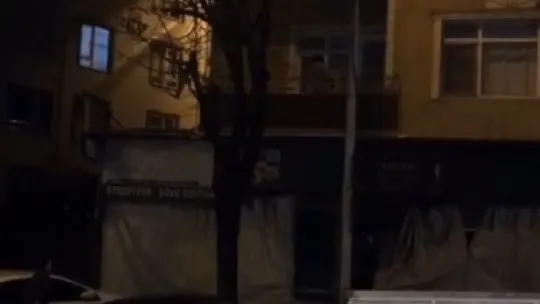 Hırsız tırmandığı balkonda yakayı ele verdi