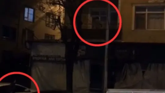 Hırsız tırmandığı balkonda yakayı ele verdi
