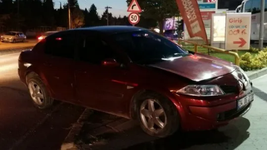 Hızını alamayıp karşı şeride uçtu: 1 yaralı!