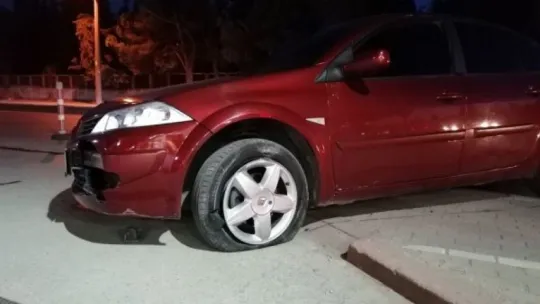 Hızını alamayıp karşı şeride uçtu: 1 yaralı!