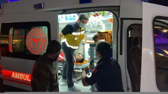 Hızını alamayıp karşı şeride uçtu: 1 yaralı!