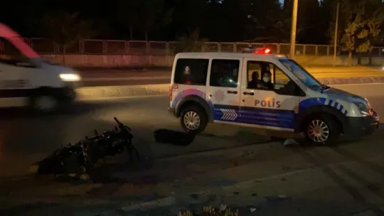 Hızını alamayıp karşı şeride uçtu: 1 yaralı!