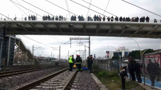 Hızlı tren hattına atlayan şahsı film seyreder gibi seyrettiler