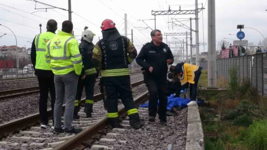 Hızlı tren hattına atlayan şahsı film seyreder gibi seyrettiler