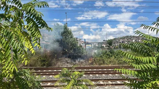 Hızlı tren rayında çıkan yangını canlarını hiçe sayarak söndürdüler
