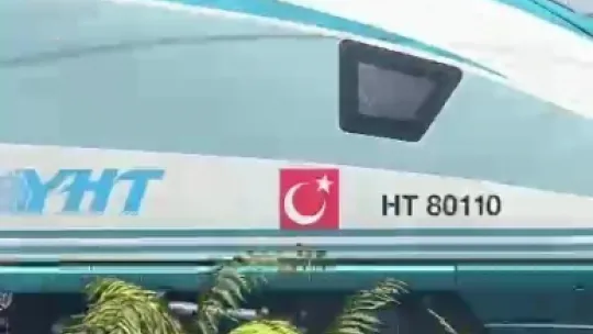 Hızlı tren rayında çıkan yangını canlarını hiçe sayarak söndürdüler