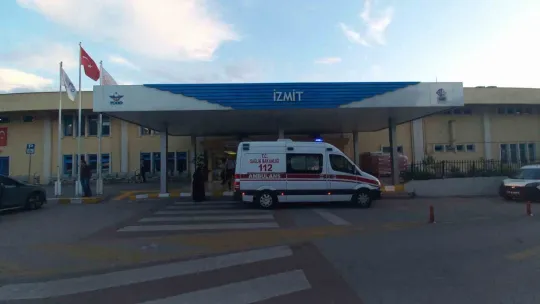 İzmit'te hızlı trenden inerken hastanelik oldu