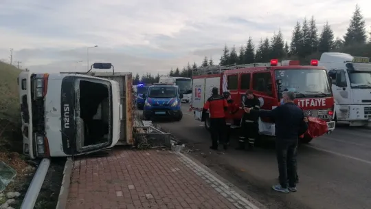 Hurda yüklü kamyonet devrildi!