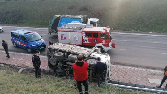 Hurda yüklü kamyonet devrildi!