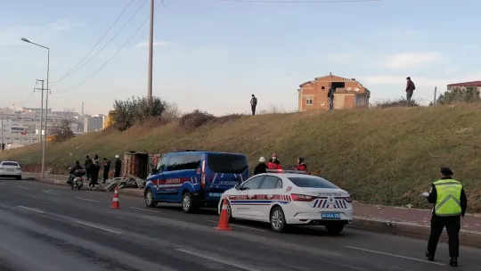 Hurda yüklü kamyonet devrildi!