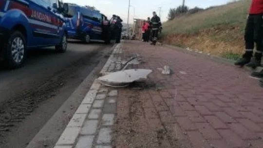 Hurda yüklü kamyonet devrildi!