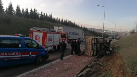 Hurda yüklü kamyonet devrildi!