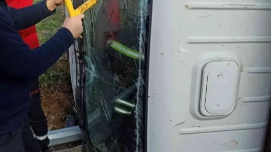 Hurda yüklü kamyonet devrildi!