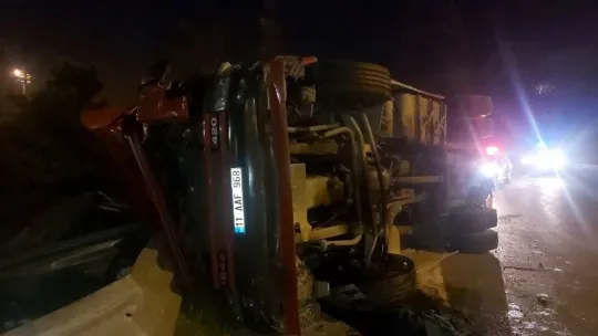 Hurda yüklü tır devrildi, sürücü kabinde sıkıştı!
