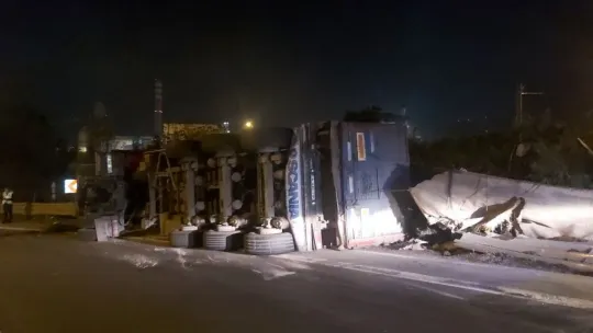 Hurda yüklü tır devrildi, sürücü kabinde sıkıştı!