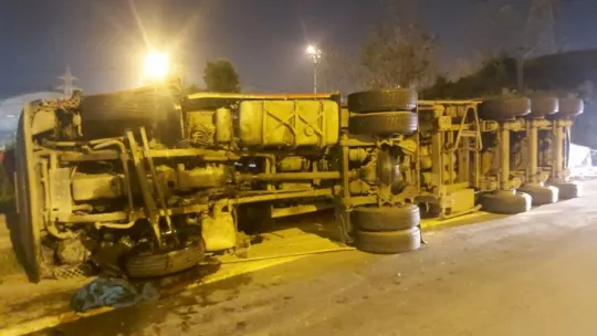 Hurda yüklü tır devrildi, sürücü kabinde sıkıştı!