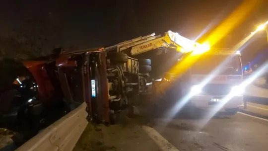 Hurda yüklü tır devrildi, sürücü kabinde sıkıştı!