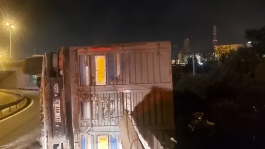 Hurda yüklü tır devrildi, sürücü kabinde sıkıştı!