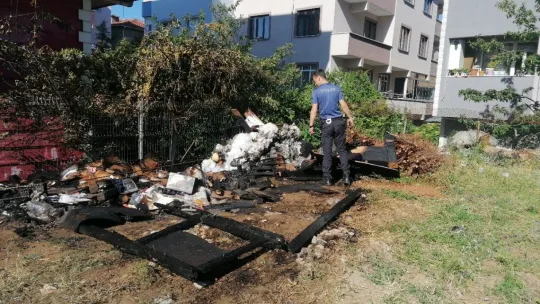 Hurdalık kulübe alevlere teslim oldu