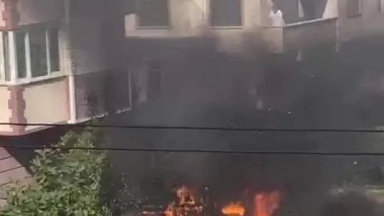 Hurdalık kulübe alevlere teslim oldu