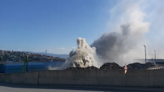 Hurdalıkta çıkan yangın 5 buçuk saattir devam ediyor