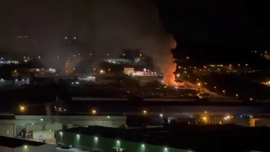 Hurdalıkta çıkan yangın gece boyu devam etti