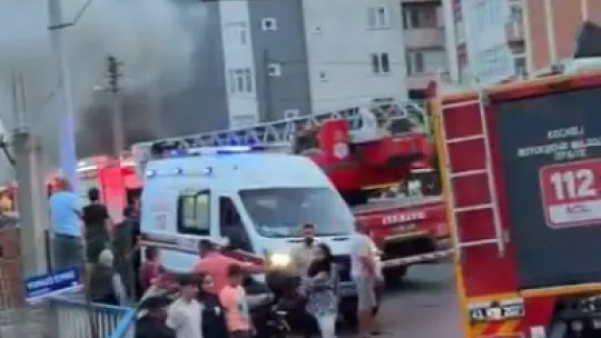 Hurdalıkta çıkan yangın gökyüzünü siyah dumanla kapladı