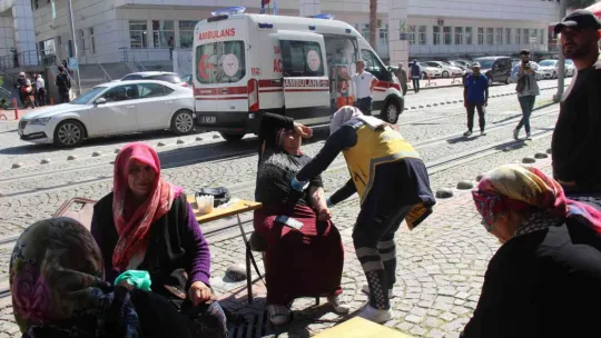 Husumetlisini makasla sırtından yaraladı