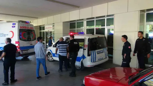Husumetlisini makasla sırtından yaraladı
