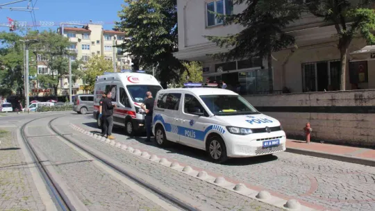 Husumetlisini makasla sırtından yaraladı