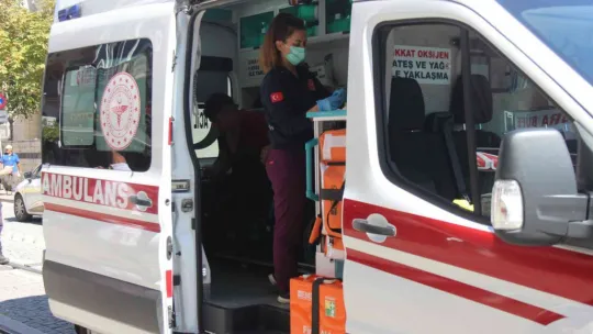 Husumetlisini makasla sırtından yaraladı
