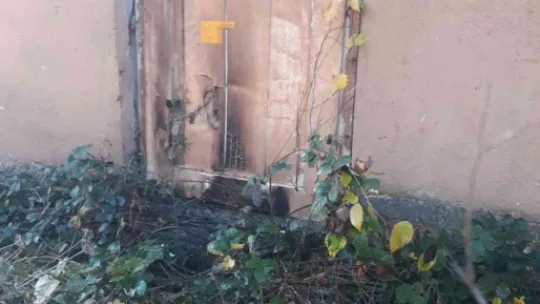 Husumetlisinin evini kundakladı