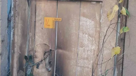 Husumetlisinin evini kundakladı